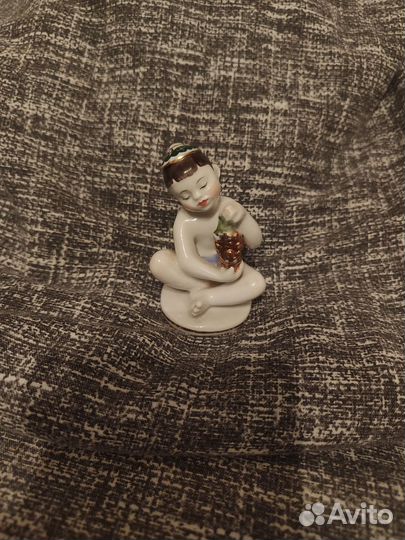 Фигурка мальчик с виноградом