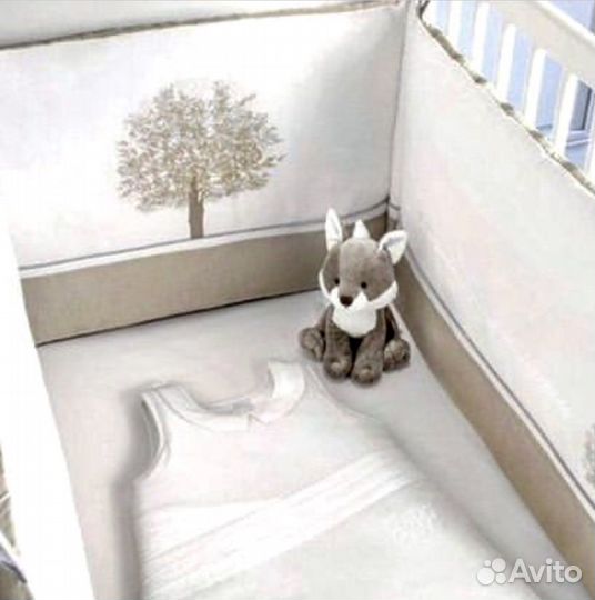 Бампер в кроватку Jacadi, к нему мать слюнявчик