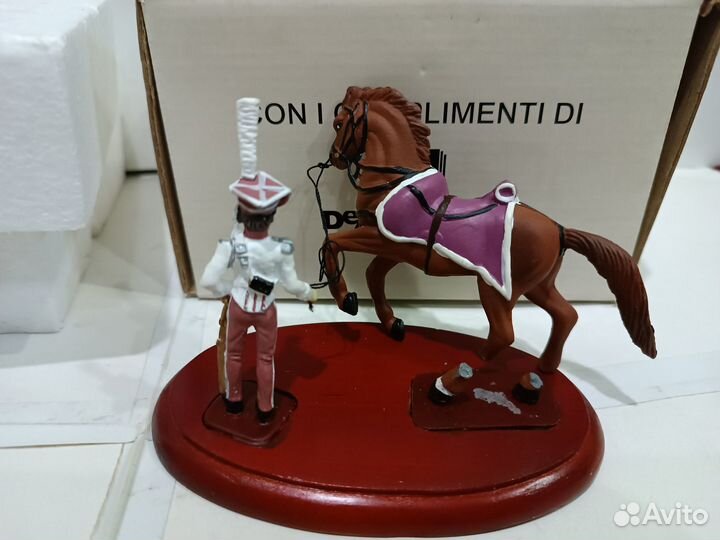 Металлическая фигурка наполеоновского гусара