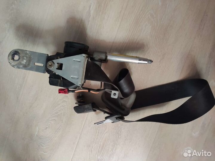 Ремень безопасности Mitsubishi Carisma