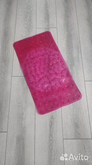 Антискользящий коврик в ванную