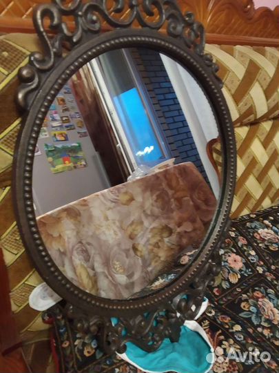 Зеркало в бронзовом обрамлении