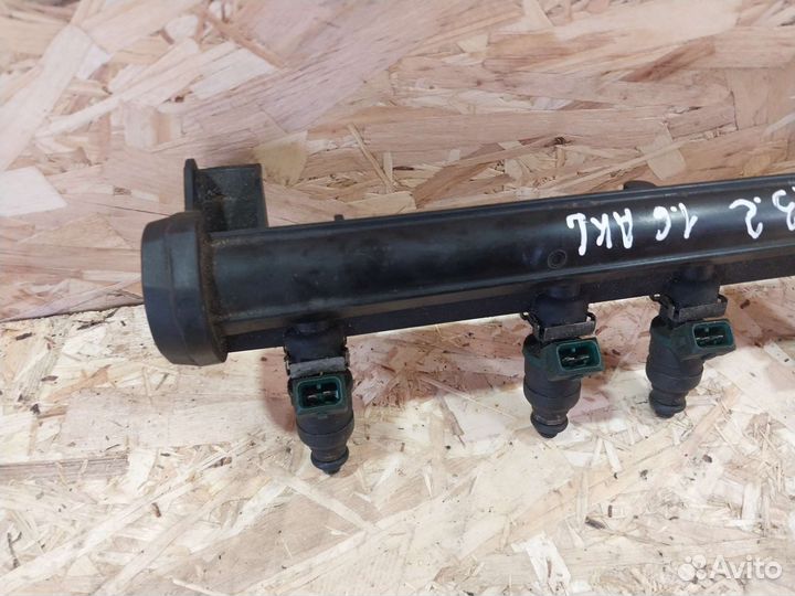 Рампа топливная Volkswagen Golf 4 Форсунки 1.6 AKL