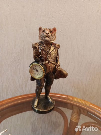 Статуэтка с часами
