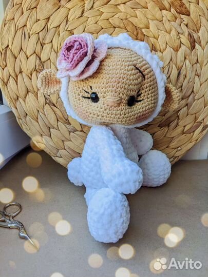 Игрушки в плюшевых костюмах