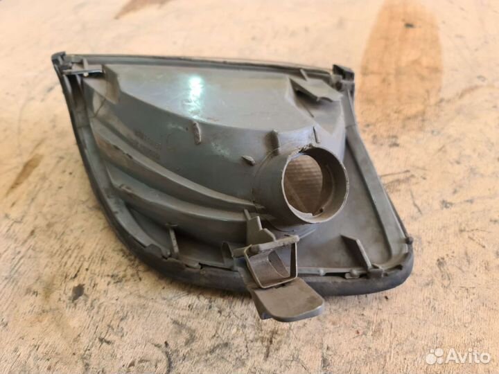 Передний правый поворотник Mercedes W140