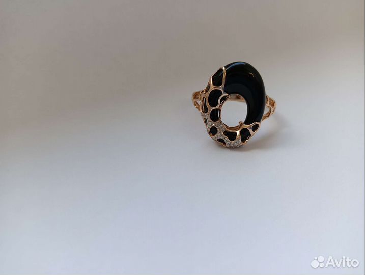 Золотое кольцо с бриллиантами и Ониксом