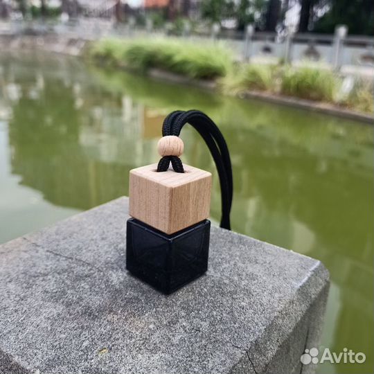 Флакон под ароматизатор в машину. подвесной черный