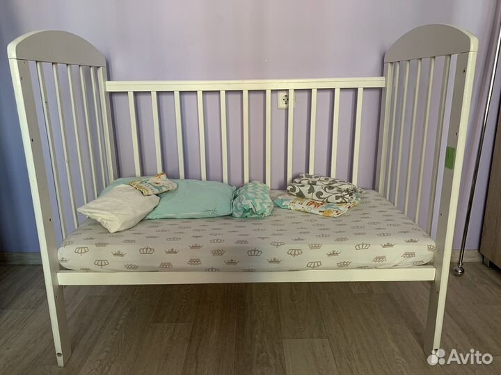 Детская кроватка с маятником