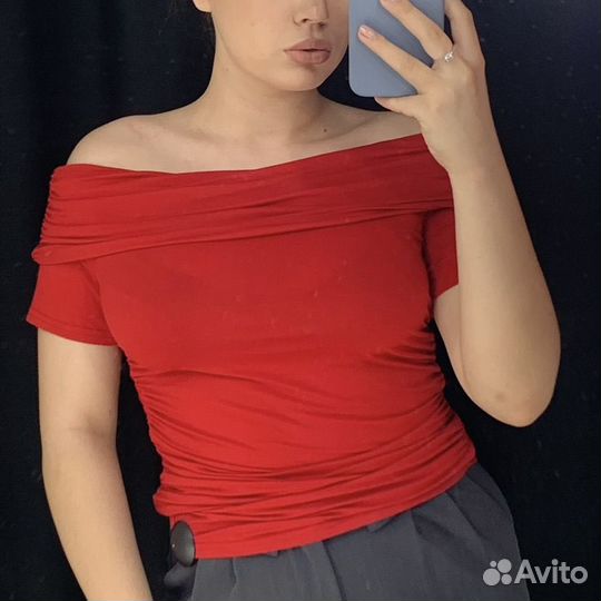 Кофта с открытыми плечами s-m