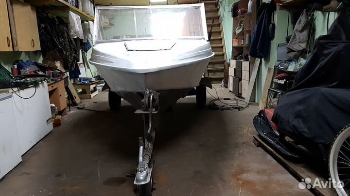 Продам моторную лодку Крым-3