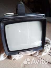 Небольшая коллекция телевизоров и печатная машинка