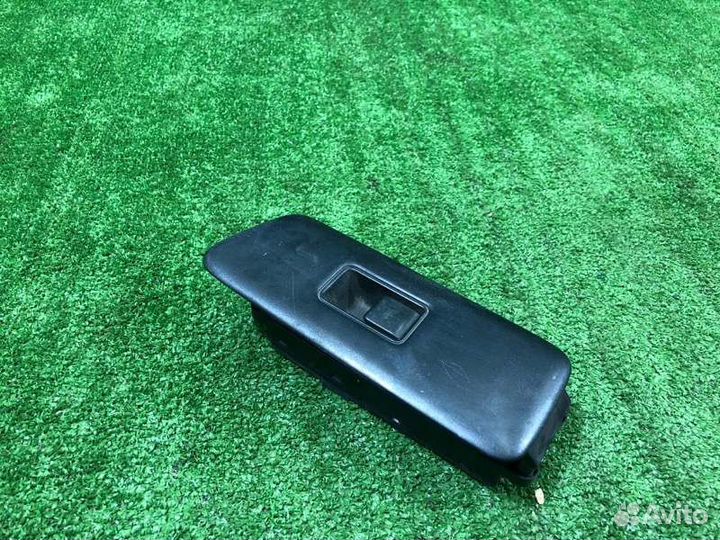 Кнопка стеклоподъемника передняя правая Nissan