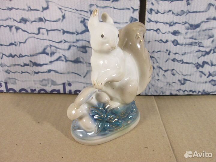 Фарфоровая статуэтка белочка гжель