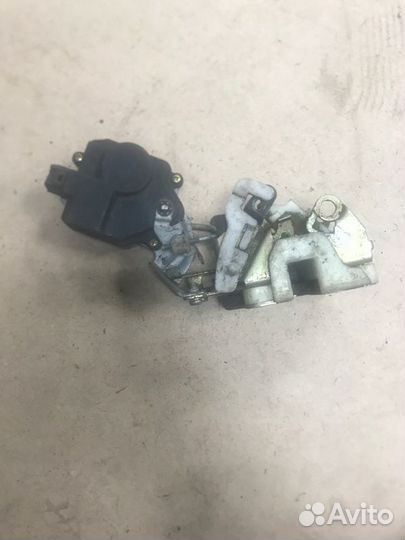 Замок двери задний правый Mitsubishi Galant EA1