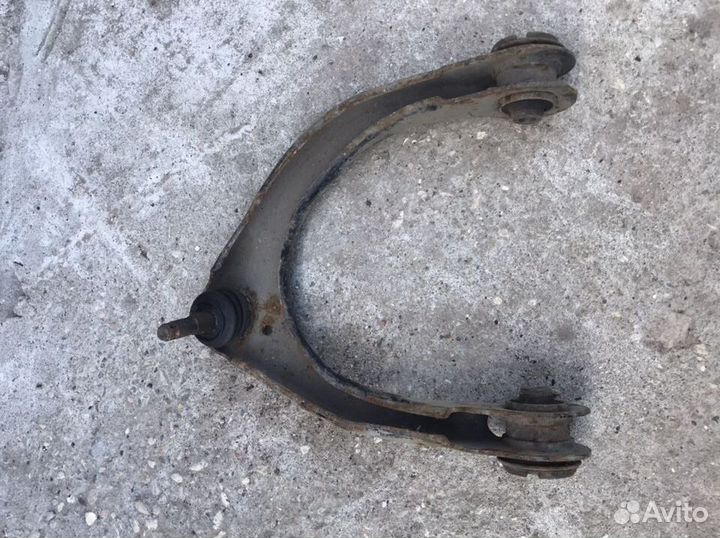 Lexus is 250 рычаг передний правый верхний
