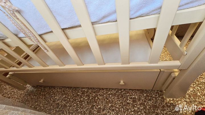 Детская кроватка с маятником и ящиком