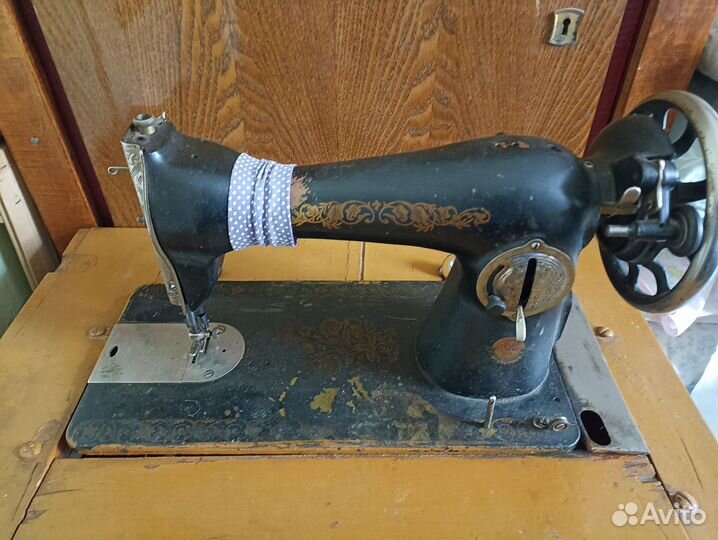 Продаю ножную швейную машинку