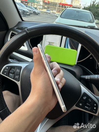 iPhone SE, 64 ГБ
