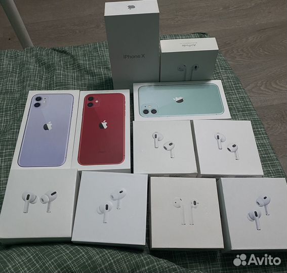 Пустые коробки Apple