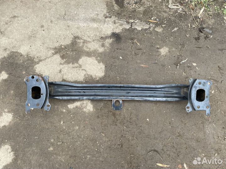 Усилитель переднего бампера Volkswagen Golf 5