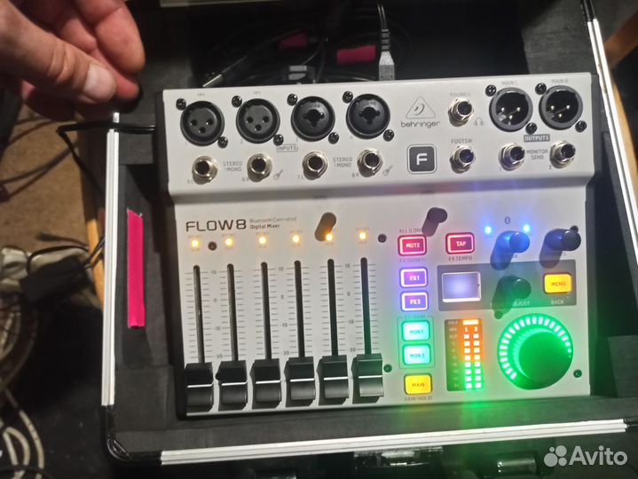 Цифровой пульт Behringer flow8