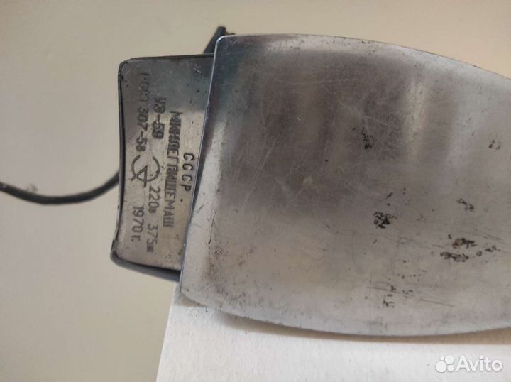 Старый советский рабочий утюг