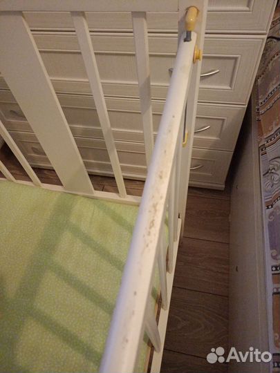 Детская кроватка с маятником