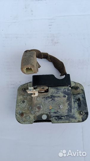 Замок багажника Toyota Land Cruiser 100 1998-2007