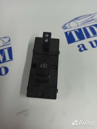 Кнопка стеклоподъемника правого Nissan Altima