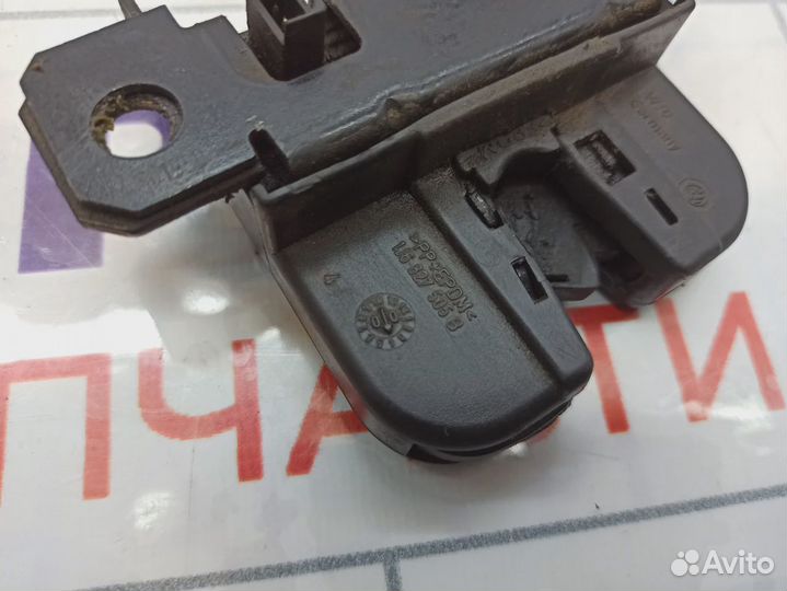 Замок багажника Volkswagen Golf (Mk4) 1J6827505B