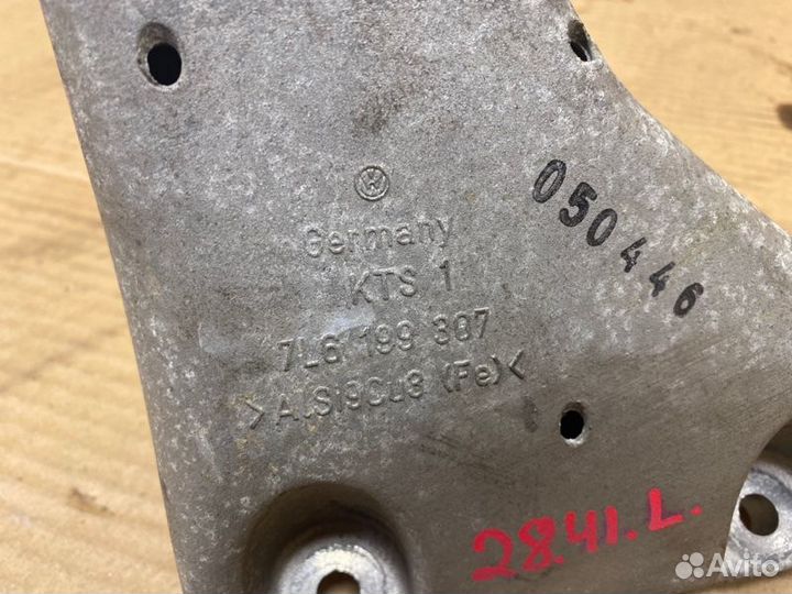 Кронштейн двигателя левый Volkswagen Touareg 7L