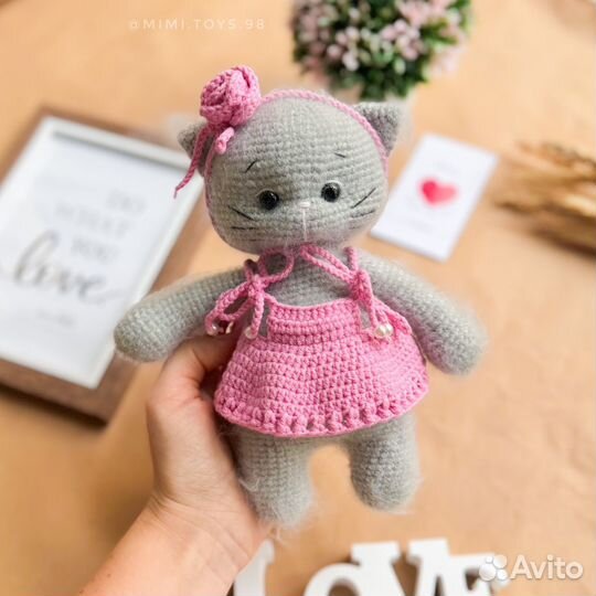 Вязаная кошка ручной работы