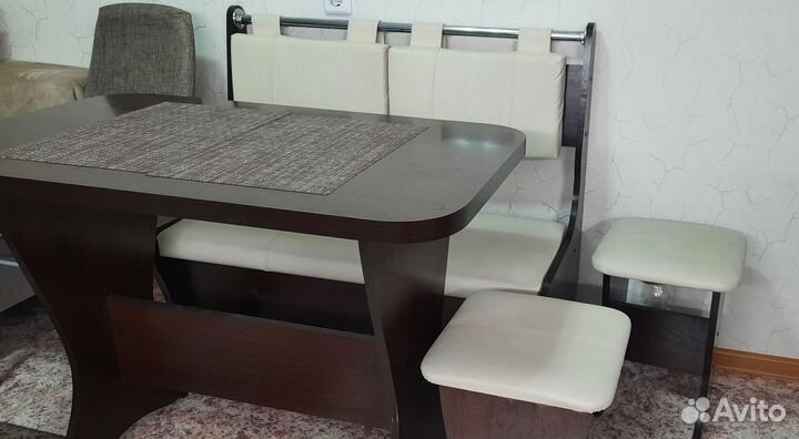 Продам обеденную зону (стол, диван, 2 табурета, ст