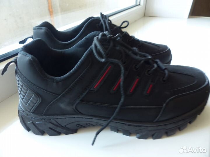 Новые кроссовки 42 размера