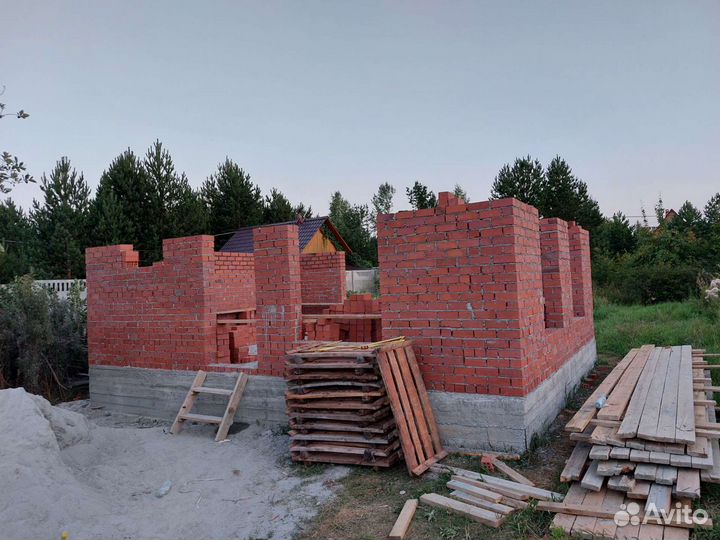 Кладка блока, каменщик, возведение стен