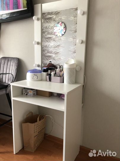 Туалетный столик с зеркалом и подсветкой