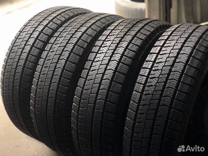 Bridgestone Blizzak VRX2 215/60 R17