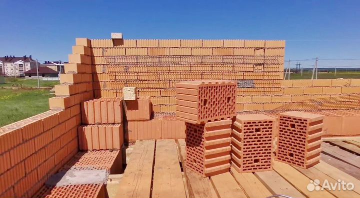 Кладка блока. Каменщики