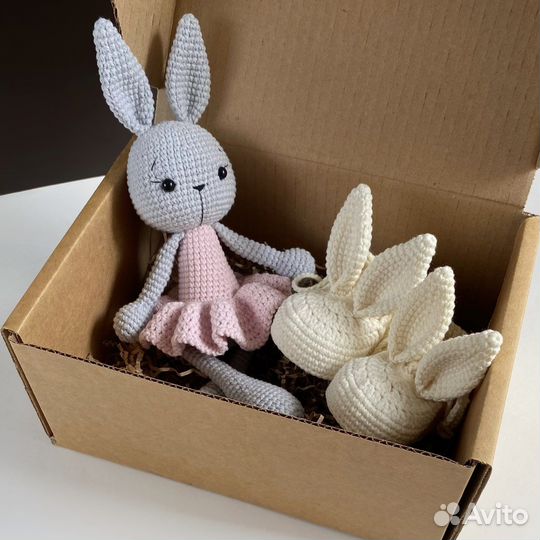 Вязаная игрушка зайчик, пинетки