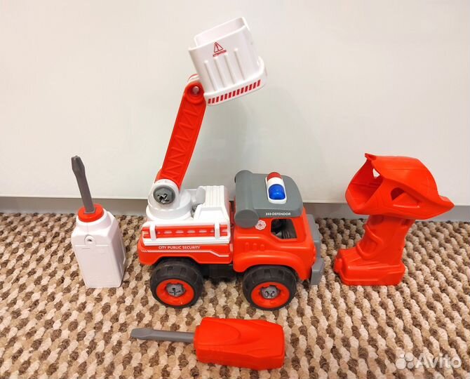 Детская игрушка. Пожарная машина. Сборная
