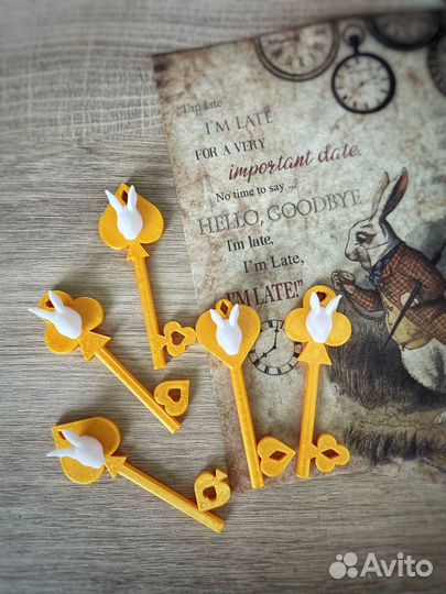 Декоративный ключ с кроликом