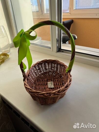Новая плетёная корзина с ленточкой