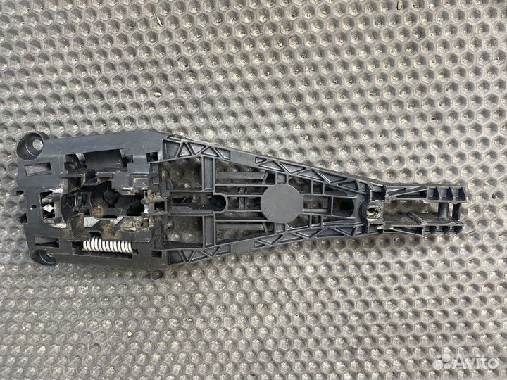 Крепление ручки двери передней левой Opel Astra J