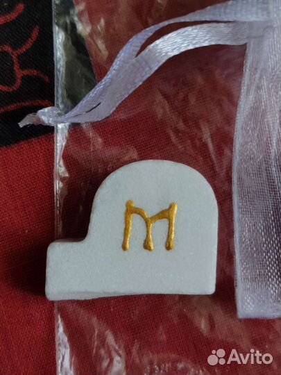 Крошки частицы надгробной плиты матроны босоножки