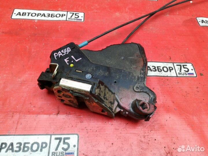 Замок двери передний левый Toyota Passo KGC10