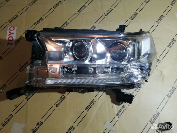 Левая фара Toyota Land Cruiser 200