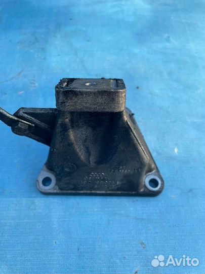 Кронштейн двигателя 4B0199308E