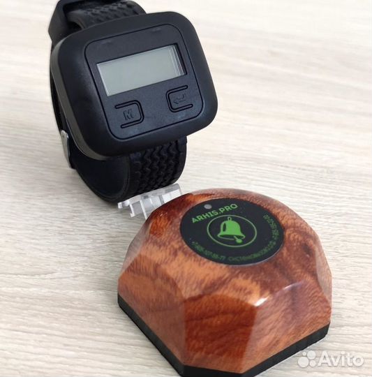 Кнопка вызова официанта Махагон и пейджер часы