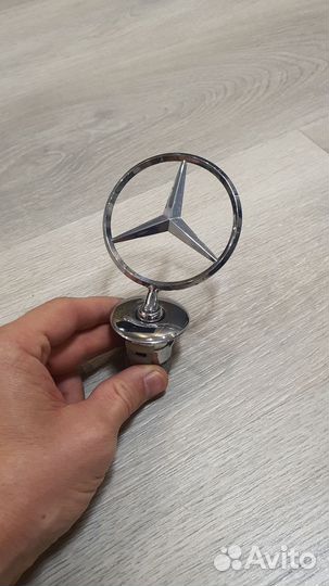 Эмблема mercedes-benz A2218800086